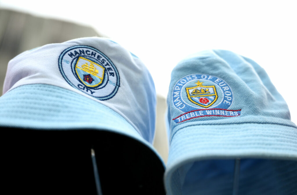 Manchester City wird sich im November vor einer unabhängigen Untersuchungskommission verantworten müssen. Dem englischen Meister wird vorgeworfen, Zahlungen durch Dritte verschleiert zu haben. Daher mussten namhafte Vertreter der Premier League nun Chatverläufe und E-Mails offenlegen.