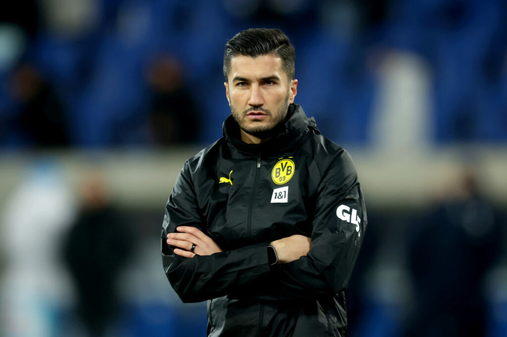Spätestens nach der blamablen 2:4-Pleite gegen Holstein Kiel muss Nuri Sahin um seinen Job als BVB-Trainer bangen. Die Amtszeit des jungen Trainers könnte dabei zu einem unerwartet schnellen Ende kommen.