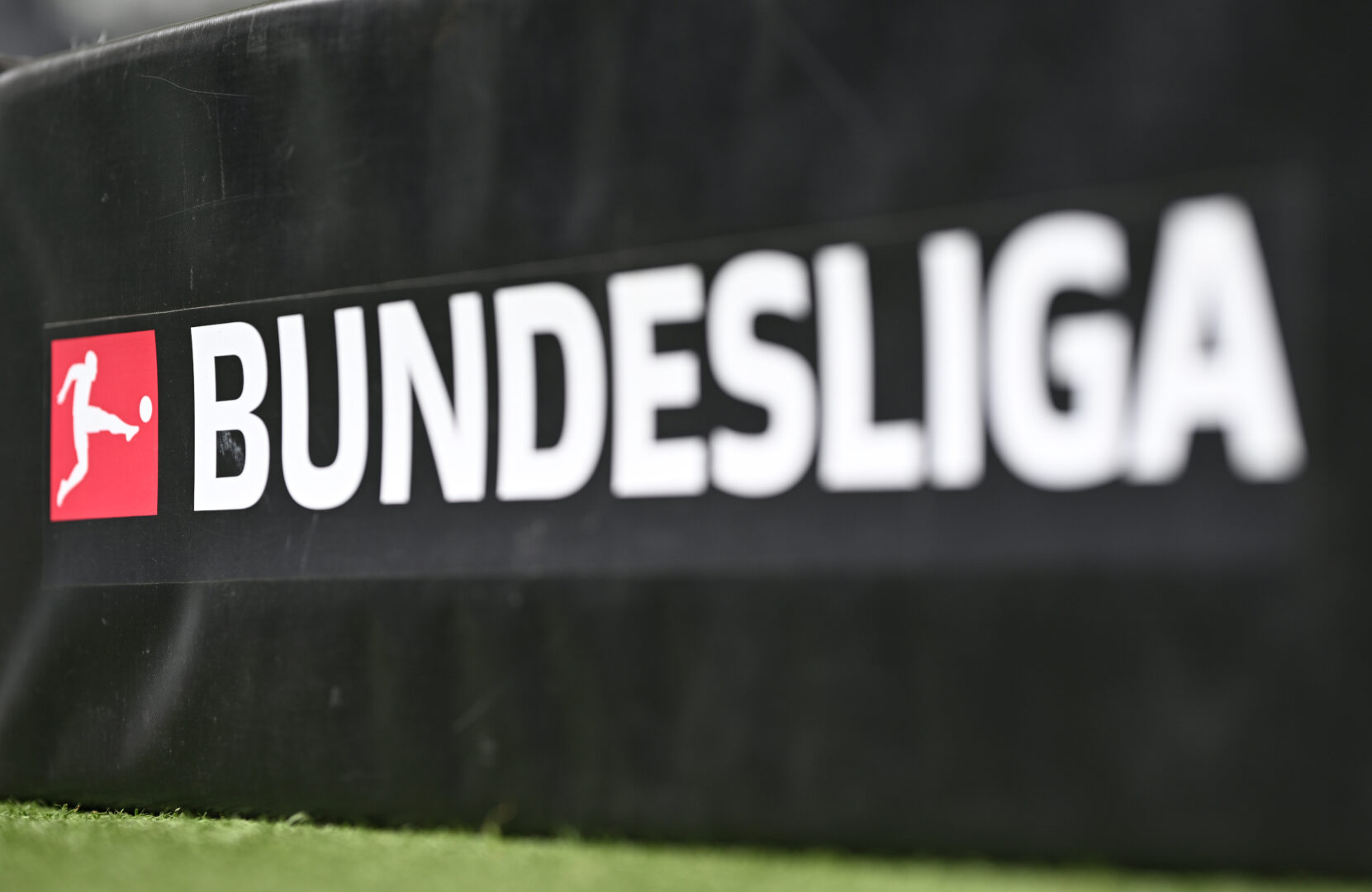 Die Bundesliga hat in der Saison 2022/2023 einen Umsatzrekord von 3,8 Milliarden Euro erwirtschaftet und ist somit an der spanischen La Liga vorbeigezogen.