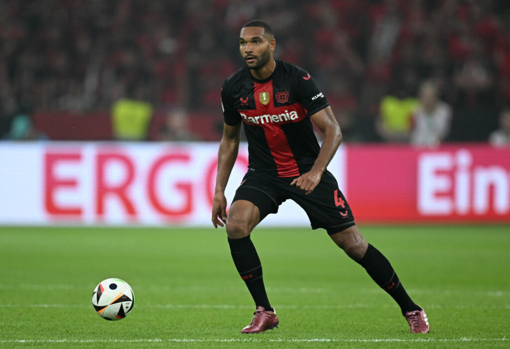 Jonathan Tah im Trikot von Bayer Leverkusen.
