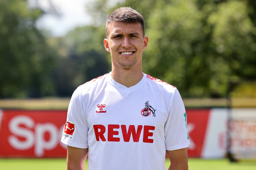 Dejan Ljubicic lacht im Trikot des 1. FC Köln