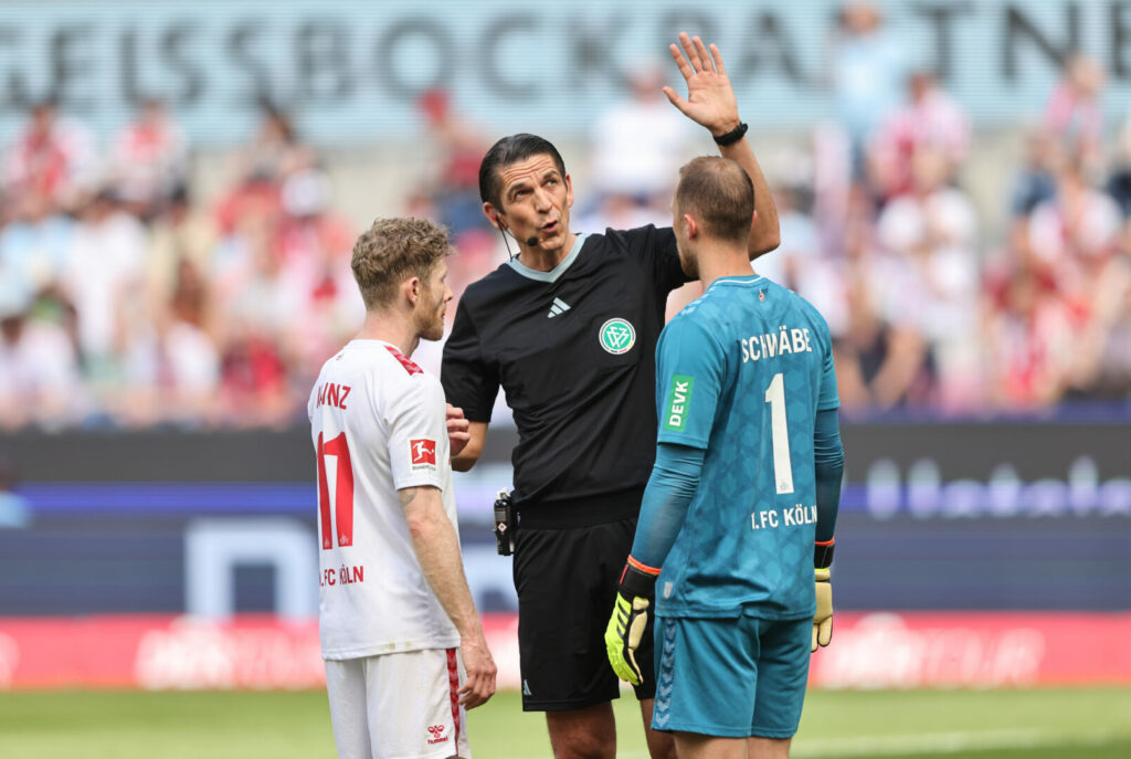 Die Schiedsrichter in den deutschen Profiligen können sich zunehmender Beliebtheit erfreuen. Zu diesem Schluss kommt eine Forsa-Umfrage.