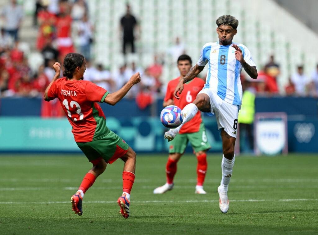 Das olympische Fußballspiel zwischen Argentinien und Marokko hat für mächtig Wirbel und noch mehr Unklarheiten gesorgt. Nach einer über einstündigen Unterbrechung wurde der in der Nachspielzeit erzielte argentinische Ausgleich letztlich aberkannt.