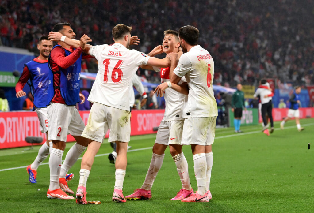 Im letzten Achtelfinale der Europameisterschaft 2024 haben sich Österreich und die Türkei gegenüber gestanden. Nach hochintensiven 90 Minuten setzten sich die Türken dank eines Doppelpacks von Merih Demiral mit 2:1 durch.