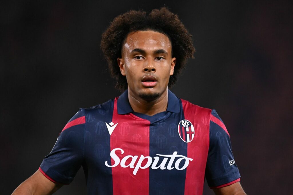 Joshua Zirkzee soll in Kürze bei Manchester United unterschreiben. Der Stürmer des FC Bologna wird einen ordentlichen Geldbetrag in die Kassen des FC Bayern spülen.