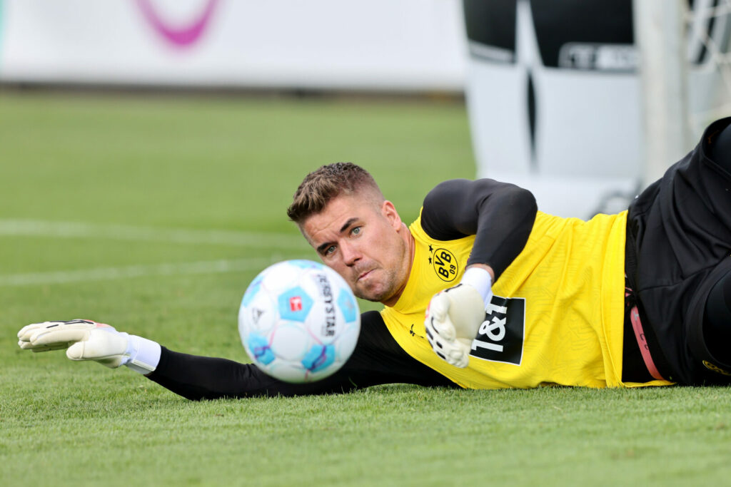Alexander Meyer hechtet im Training des BVB nach einem Ball