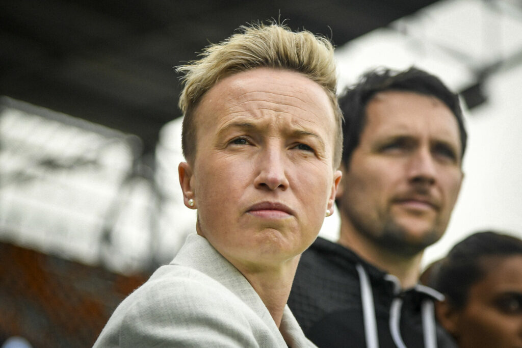 Die Frauen-Nationalmannschaft aus Kanada hat bei den olympischen Spielen mit einem Spionageskandal für negative Schlagzeilen gesorgt. Nun muss der Trainer- und Betreuerstab mit drastischen Konsequenzen leben.