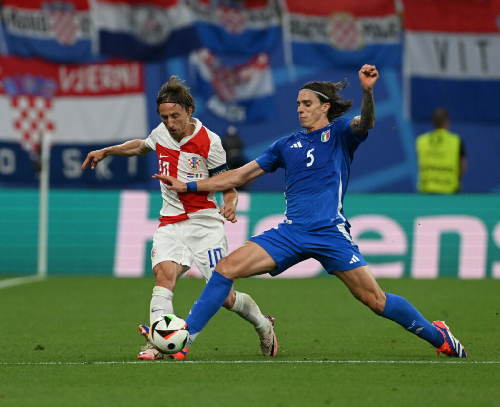 Luca Calafiori im Duell mit Luka Modric