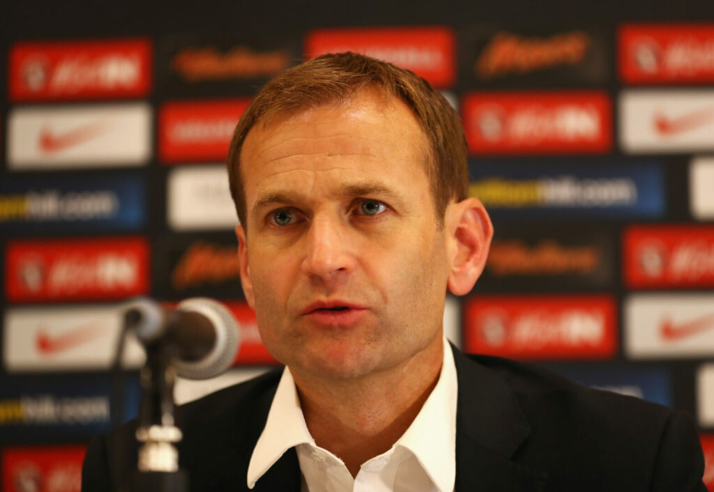 Dan Ashworth bei einer Pressekonferenz vor dem Mikrofon