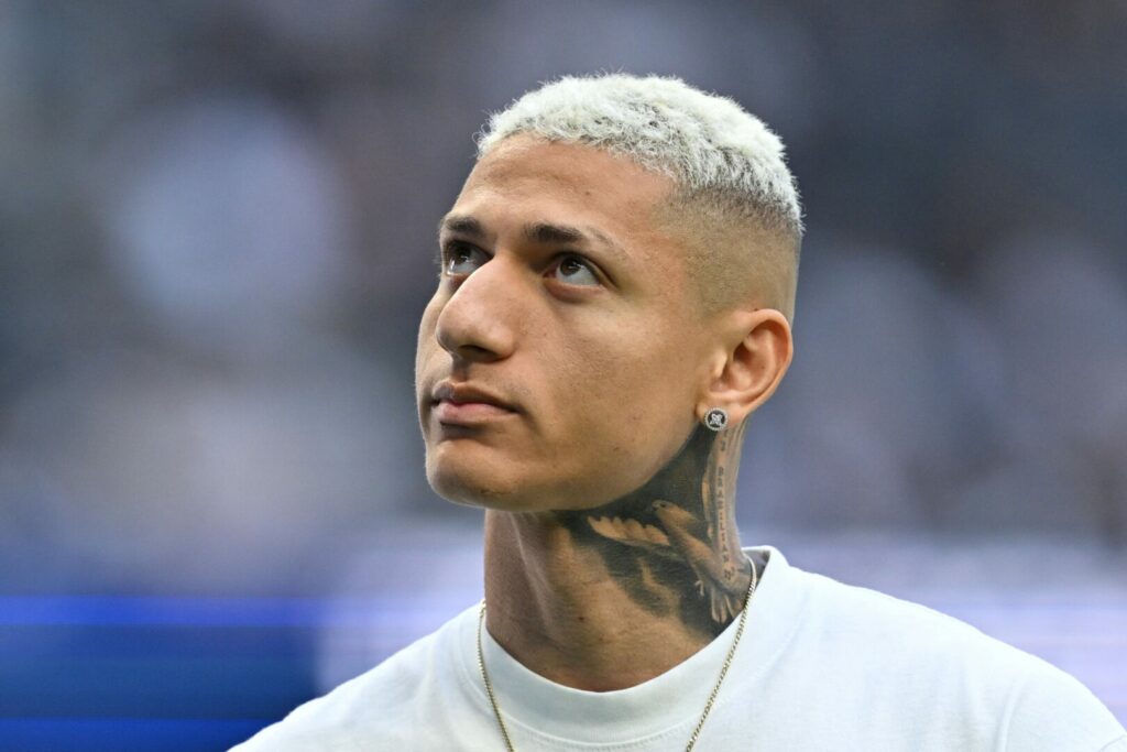 Richarlison schaut in die Luft