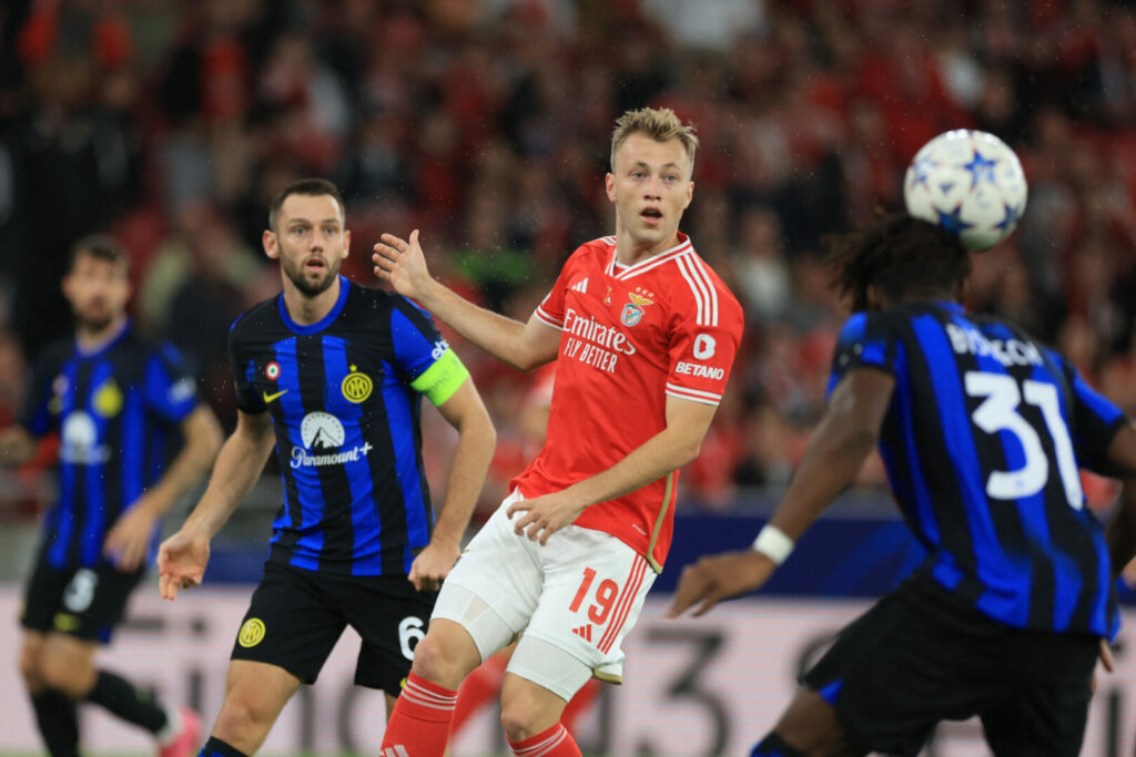 Casper Tengstedt im Trikot von Benfica Lissabon (Mi.) bei einem Duell mit Inter Mailand.