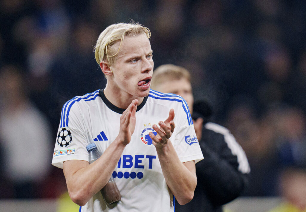 Eintracht Frankfurt hat einen prominenten Namen auf der Wunschliste. Die Hessen interessieren sich für Oscar Hojlund, den jüngeren Bruder von United-Star Rasmus Hojlund. 