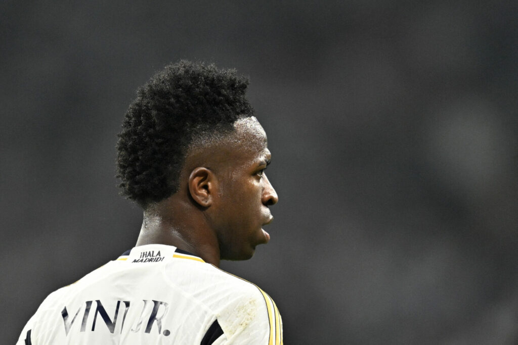 Eine Person ist wegen rassistischen Anfeindungen gegenüber zwei Spielern von Real Madrid zu einer Haftstrafe auf Bewährung verurteilt worden. Das gaben die Königlichen soeben bekannt.