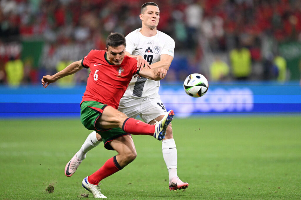 Die Transfer-Saga rund um João Palhinha und den FC Bayern neigt sich dem Ende entgegen. Der deutsche Rekordmeister und der FC Fulham konnten einen Durchbruch in den Verhandlungen erzielen.