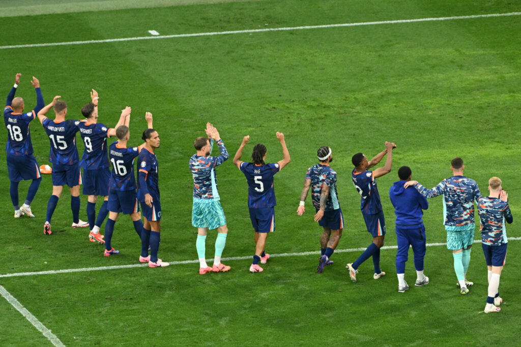 Die Spieler der Niederlande bedanken sich nach dem Achtelfinale der EM 2024 bei ihren Fans - ein Bild, das nach dem Viertelfinale Niederlande gegen Türkei so oder so wieder zu erwarten ist.