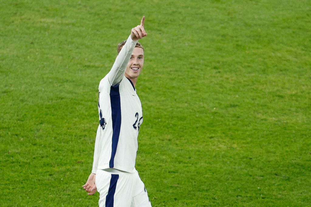 Cole Palmer zeigt den Finger im Trikot der englischen Nationalmannschaft nach oben.