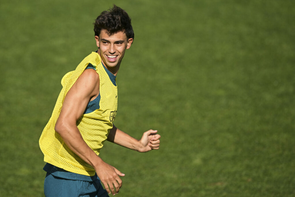 Joao Felix lacht im Training, während er ein gelbes Leibchen trägt