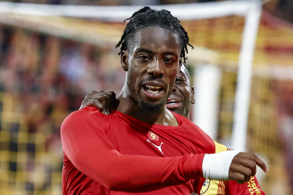 Schon im vergangenen Sommer hatte sich der FC Chelsea nach Elye Wahi erkundigt. Der Angreifer entschied sich für einen Wechsel zum RC Lens, könnte nun aber mit einem Jahr Verspätung an die Themse wechseln.