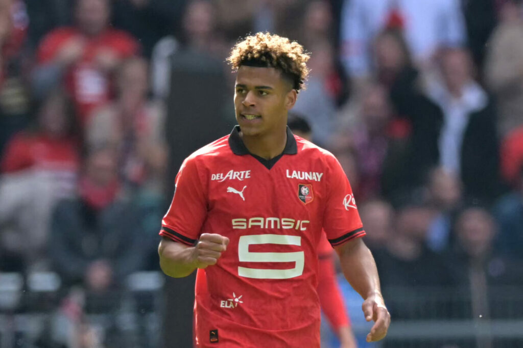 Der FC Bayern und Paris Saint-Germain liefern sich ein wahres Wettbieten um Désiré Doué. Nun plant der französische Meister ein weiteres Angebot für den Flügelspieler von Stade Rennes.