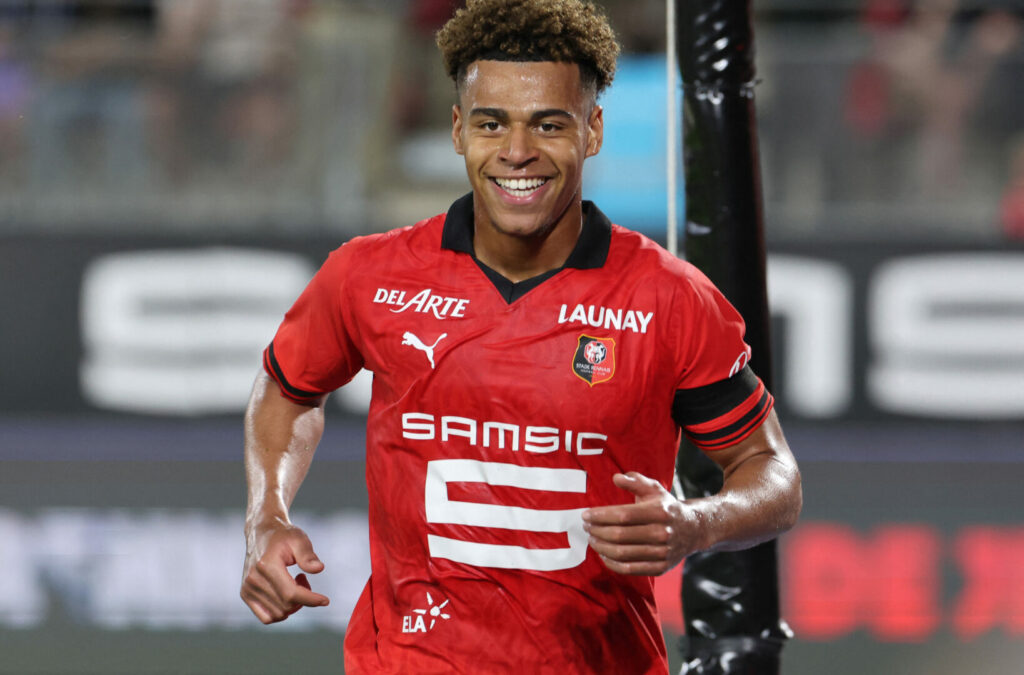 Desiré Doué lacht im Trikot von Stades Rennes. Doch steht nun ein Doué-Transfer bevor? Der FCB wähnt sich in der Pole Position.