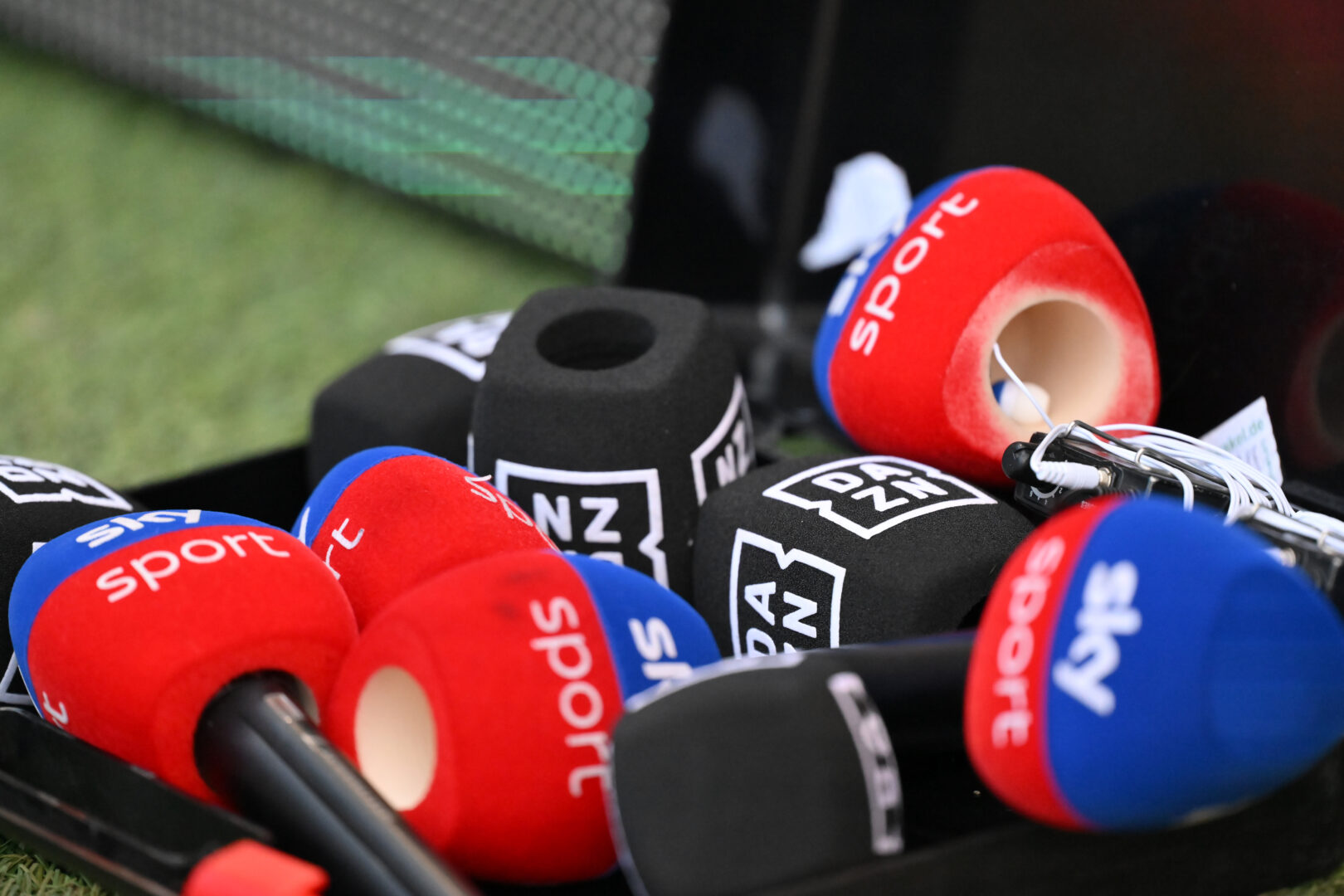 Sky nun Teil des Verfahrens: Bewegung im Streit zwischen DFL und DAZN