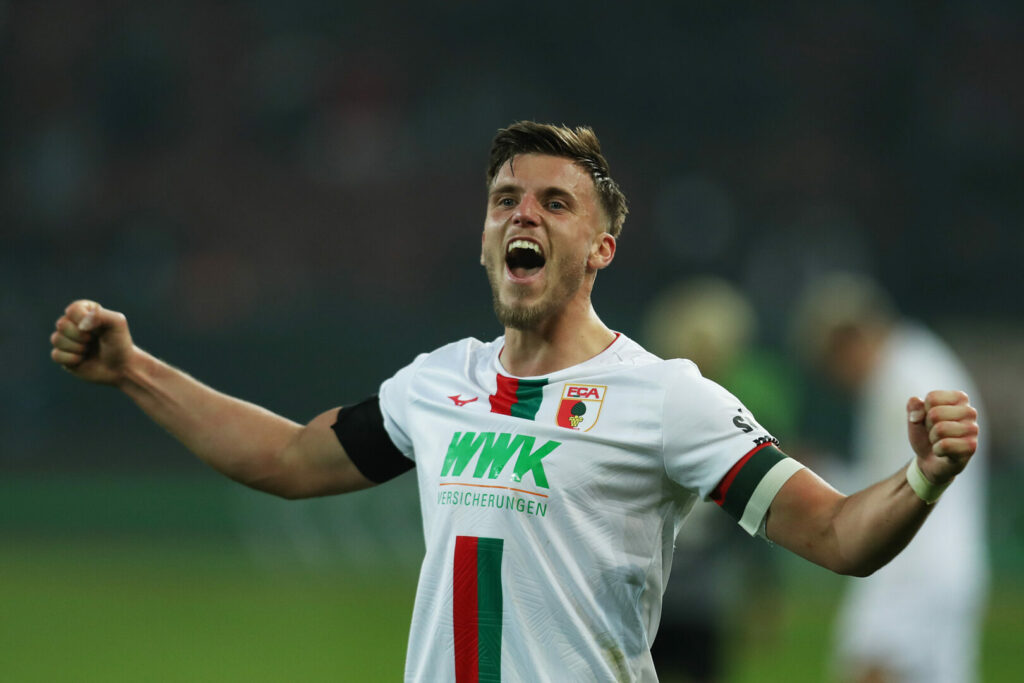 Ermedin Demirovic jubelt im Trikot des FC Augsburg.