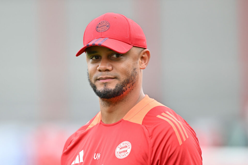 Vincent Kompany in Trainingsklammotten samt Kappe des FC Bayern