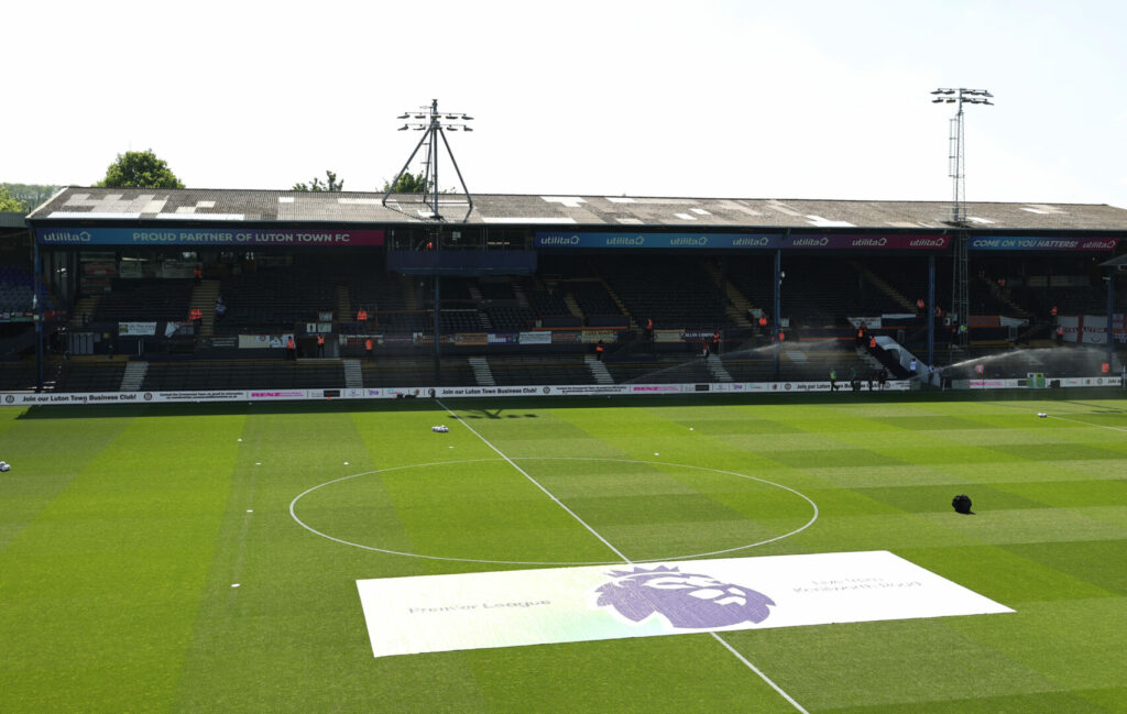 Aktuell sorgt in in England ein Transfergebaren zwischen einigen Teams der Premier League für Aufsehen. Insbesondere vier Vereine scheinen untereinander munter ihre Spieler zu tauschen. Der Grund: Die Einhaltung der Profit and Sustainability Rules der Liga soll gewährleistet werden. Aber sind diese Regeln überhaupt sinnvoll? Oder fallen sie massiv zum Nachteil der kleineren Vereine aus? Ein Streitgespräch.