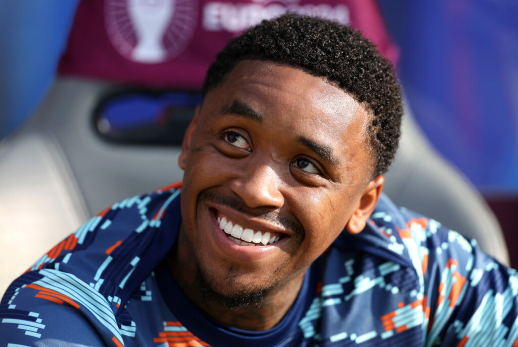 Steven Bergwijn lacht.