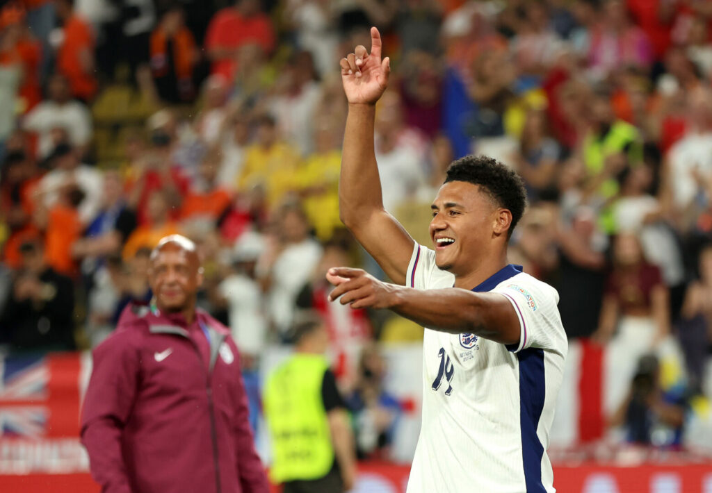 Ollie Watkins lässt sich nach der Partie feiern.