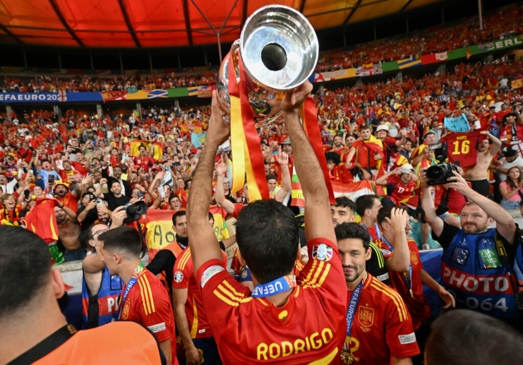 Wenige Tage nach dem Ende der EM 2024 ist es an der Zeit für ein großes Fazit: War das Turnier in Deutschland das größte Fußball-Fest seit langer Zeit? Oder doch viel mehr der Sargnagel für alle Liebhaber eines spektakulären Spiels? Wir ziehen Bilanz.