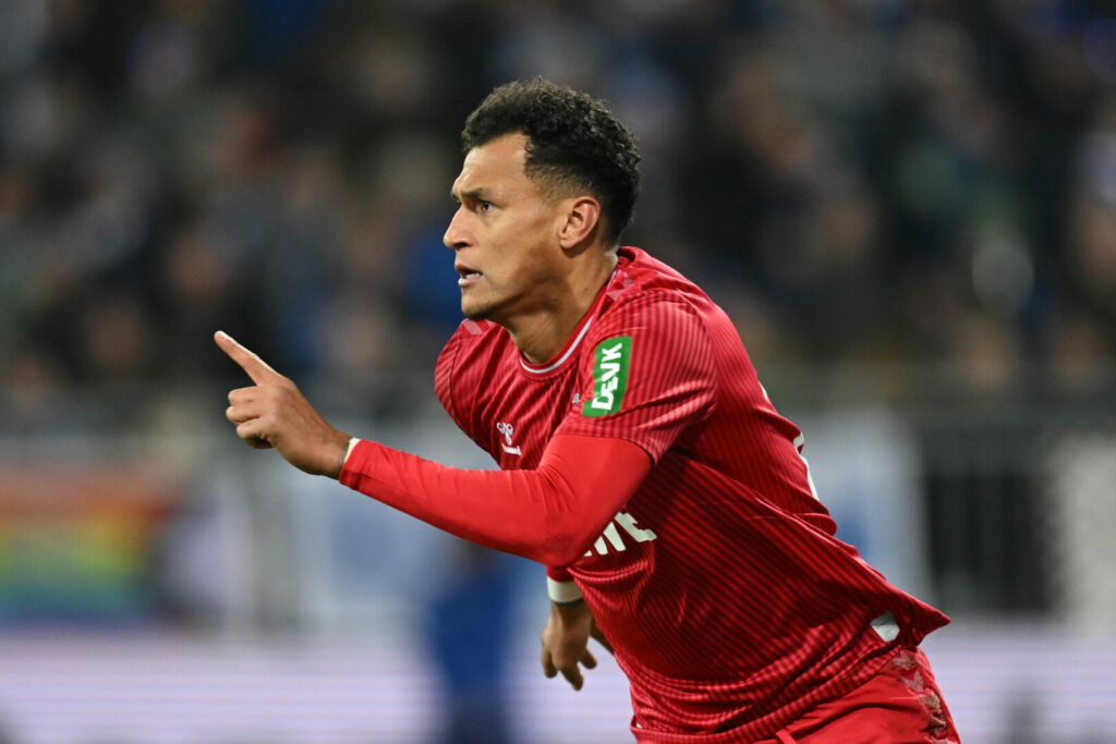 Der Hamburger SV hat sich die Dienste von Davie Selke gesichert. Soeben verkündeten die Rothosen die Verpflichtung des Angreifers über ihre Social-Media-Kanäle.