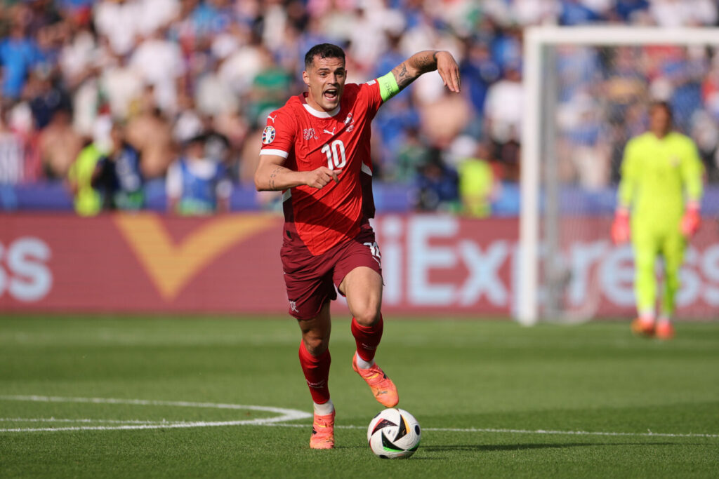 Am Samstagabend duellieren sich die Schweiz und England um den Einzug ins EM-Halbfinale. Der zuletzt angeschlagene Nati-Kapitän Granit Xhaka soll dabei mit von der Partie sein können.