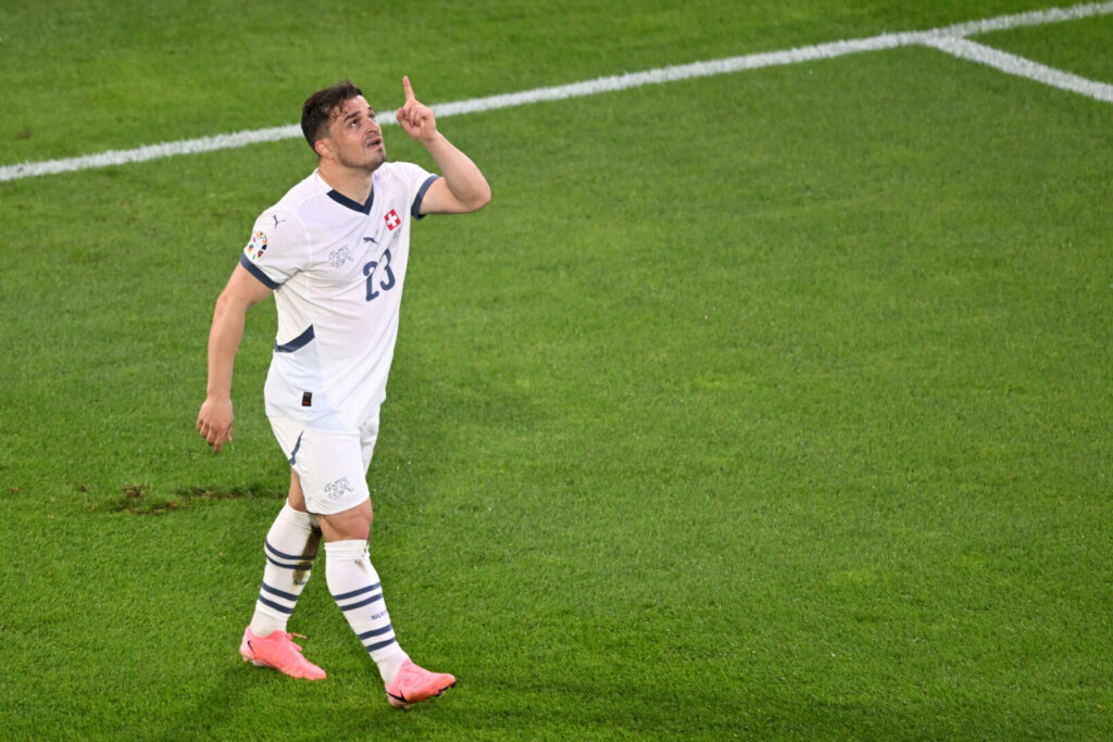 Xerdan Shaqiri bejubelt sein letztes Tor für die Schweiz