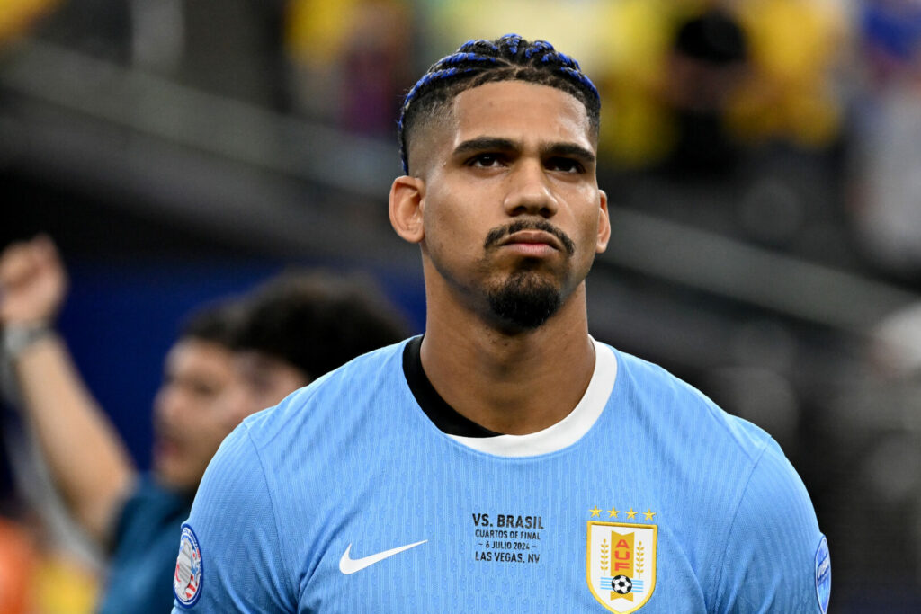 Ronald Araujo mit ernster Miene im Trikot der Nationalmannschaft von Uruguay.