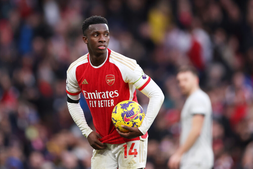 Eddie Nketiah vom FC Arsenal mit dem Ball in der Hand.