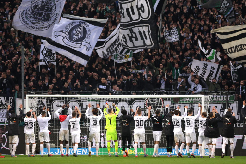 Die Fans von Borussia Mönchengladbach feiern die Mannschaft