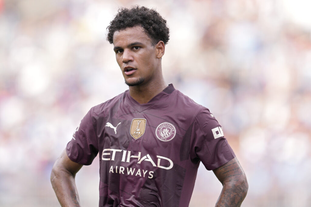 Manchester Citys Oscar Bobb sieht angespannt aus