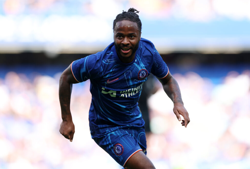 Raheem Sterling gehört zu den prominentesten Namen, die den FC Chelsea noch in diesem Sommer verlassen sollen. Unter anderem Ligakonkurrent Cystal Palace hat nun Interesse an einer Verpflichtung angemeldet.