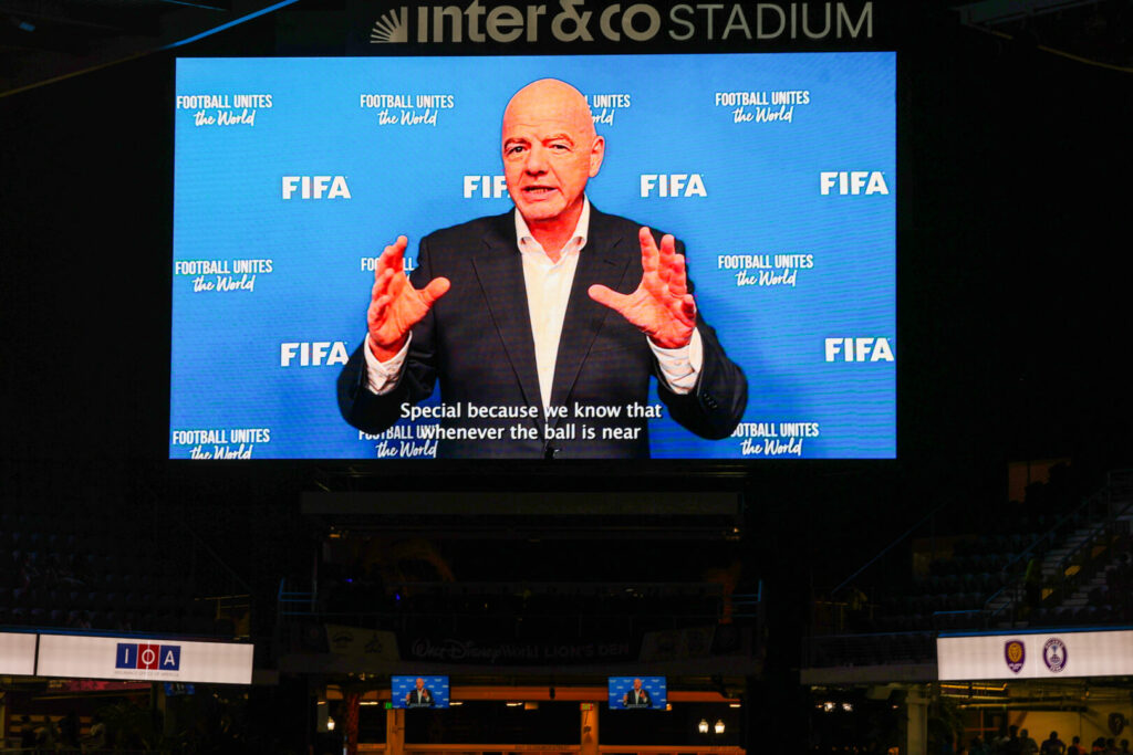 FIFA-Präsident Gianni Infantino auf einem Screen.