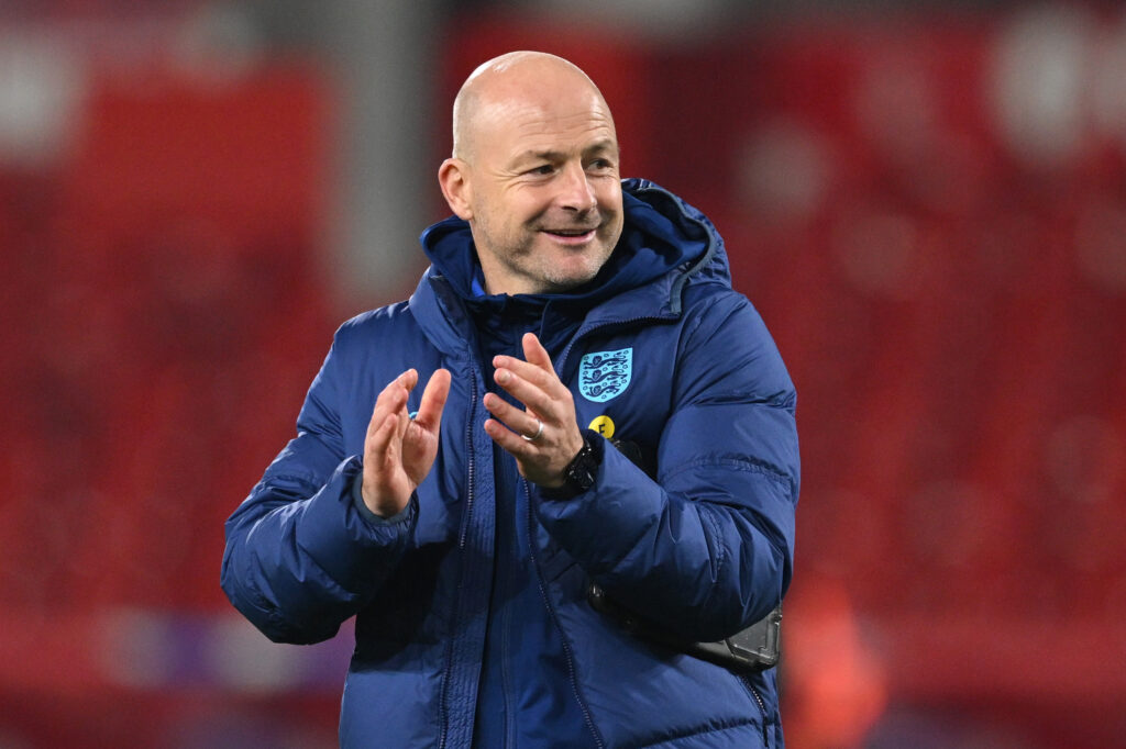 Lee Carsley klatscht im England-Outfit in die Hände und applaudiert.