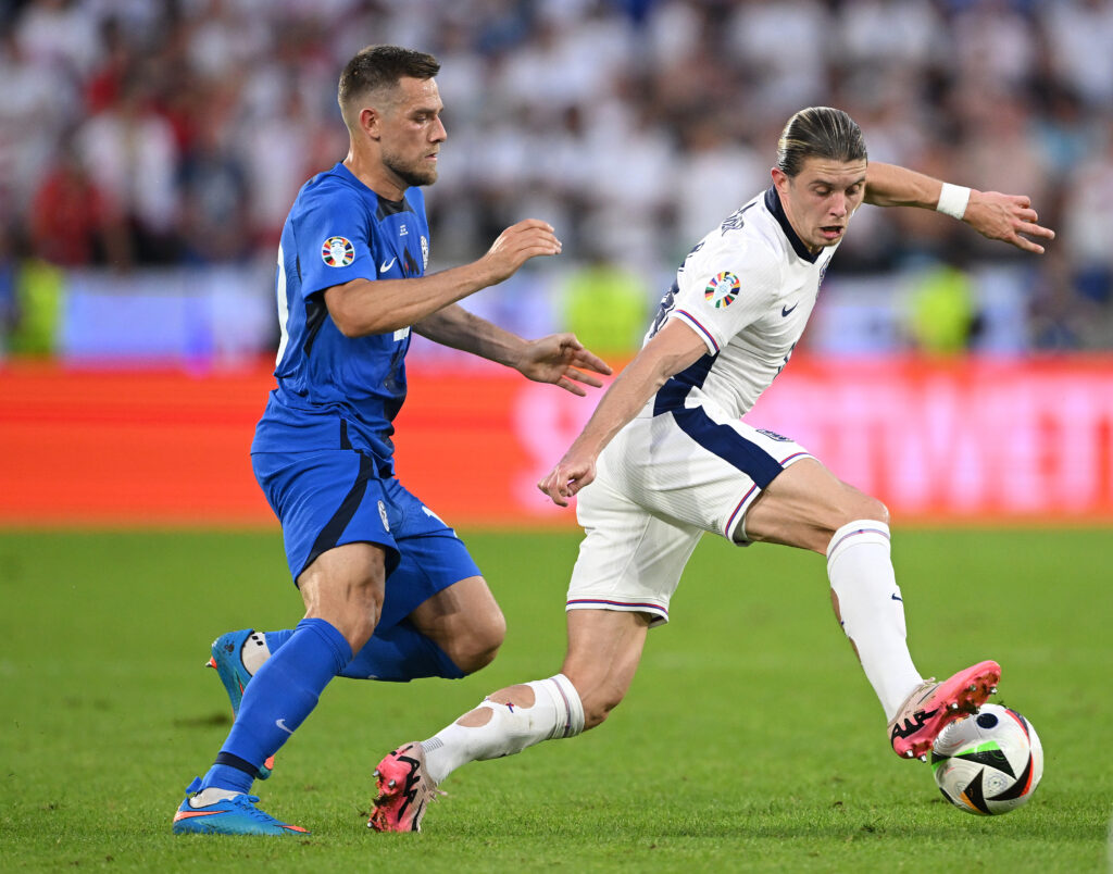 Der FC Chelsea und Atletico liefern sich weiterhin ein Tauziehen um die Dienste von Conor Gallagher. Sollte ein Deal nicht zustande kommen, würden die Blues ihren Mittelfeldspieler zurück nach London beordern.