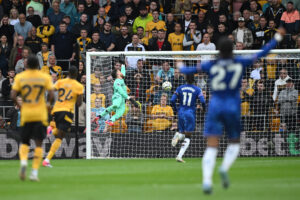 Cole Palmers traumhafte Direktabnahme landet zur 2:1-Führung des FC Chelsea im Tor der Wolves.