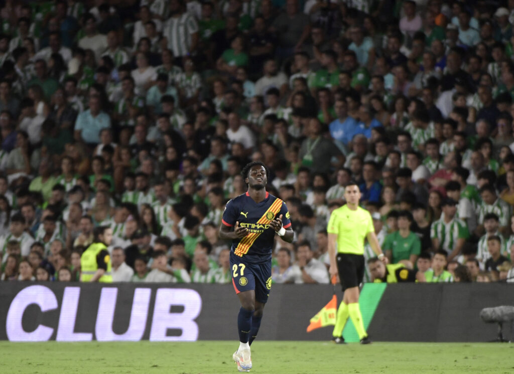 La Liga | 19-jähriger Debütant sticht Sekunden nach Einwechslung! Girona startet mit Remis bei Betis