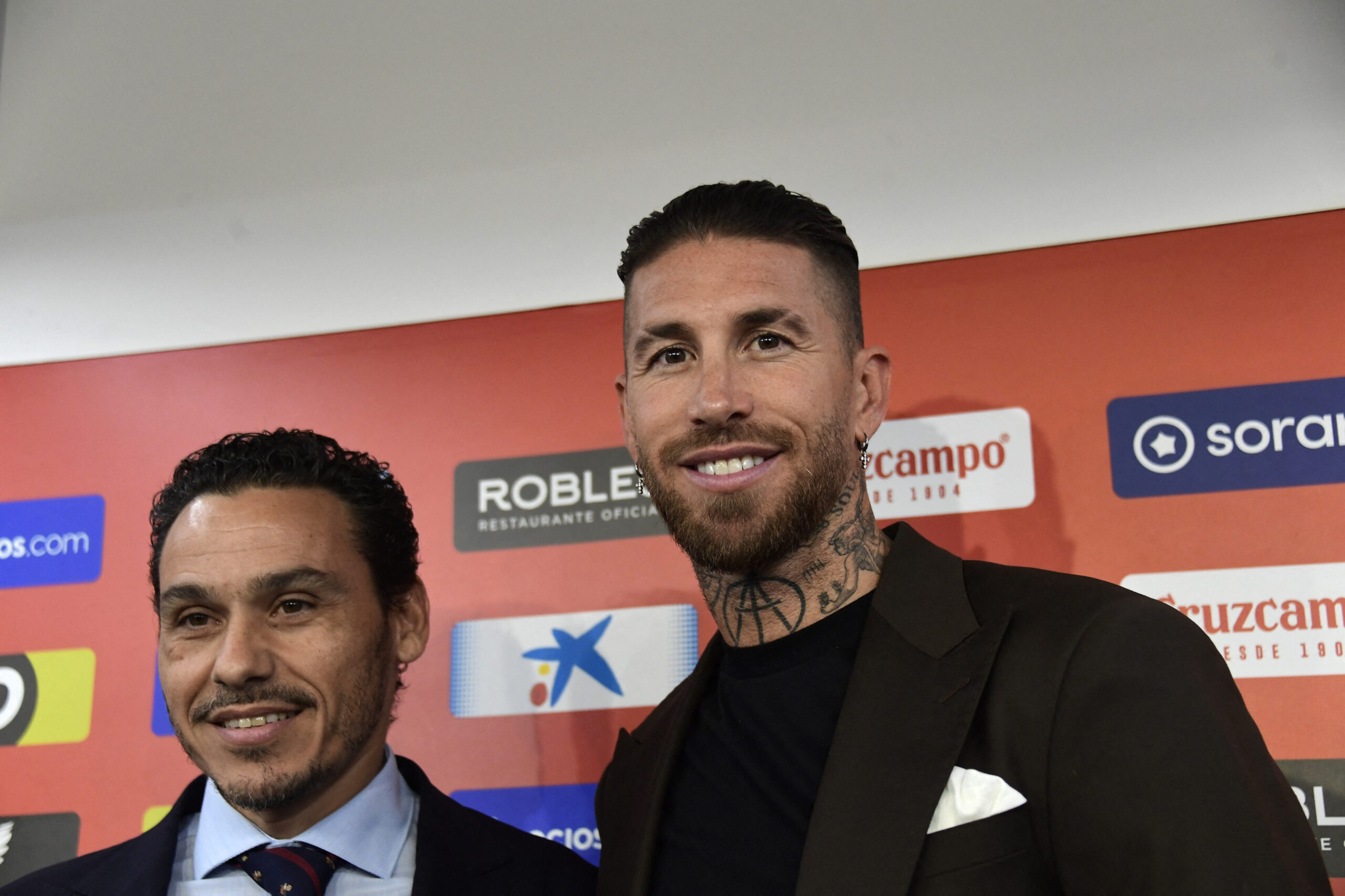Sergio Ramos steht Medienberichten zufolge vor einem Wechsel in die Saudi Pro League. Fabrizio Romano wiederum vermeldet, dass der Deal noch keine beschlossene Sache und die Zukunft des Innenverteidigers noch nicht geklärt sei.