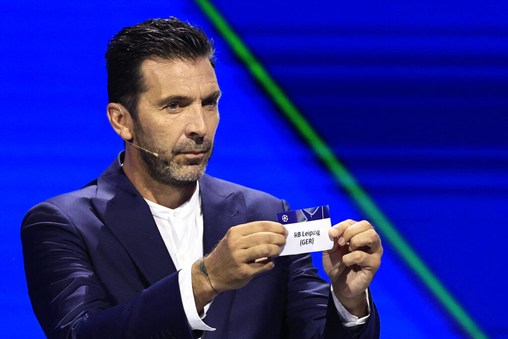 Die Champions League wird zur Saison 2024/2025 in einem neuen Modus ausgetragen. In Monaco wurden am heutigen Donnerstagabend die insgesamt 144 Partien der neu eingeführten Ligaphase ausgelost. Die deutschen Teilnehmer erwischten teils machtbare Lose, bekommen es aber auch mit dem absoluten Hochadel des europäischen Fußballs zu tun.