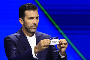 Die Champions League wird zur Saison 2024/2025 in einem neuen Modus ausgetragen. In Monaco wurden am heutigen Donnerstagabend die insgesamt 144 Partien der neu eingeführten Ligaphase ausgelost. Die deutschen Teilnehmer erwischten teils machtbare Lose, bekommen es aber auch mit dem absoluten Hochadel des europäischen Fußballs zu tun.