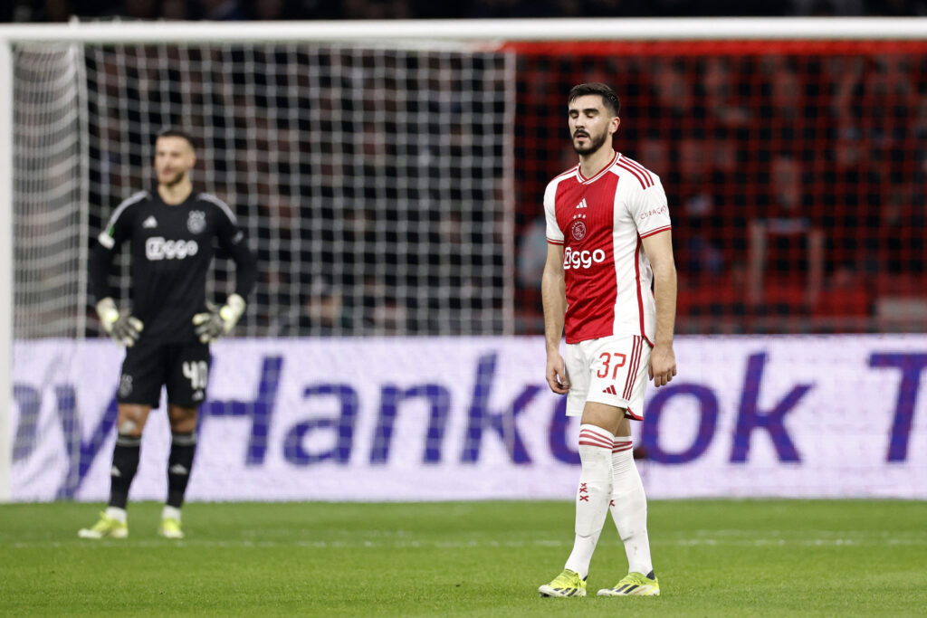 Ajax-Verteidiger Josip Sutalo (r.) steht mit fragendem Blick auf dem Feld.