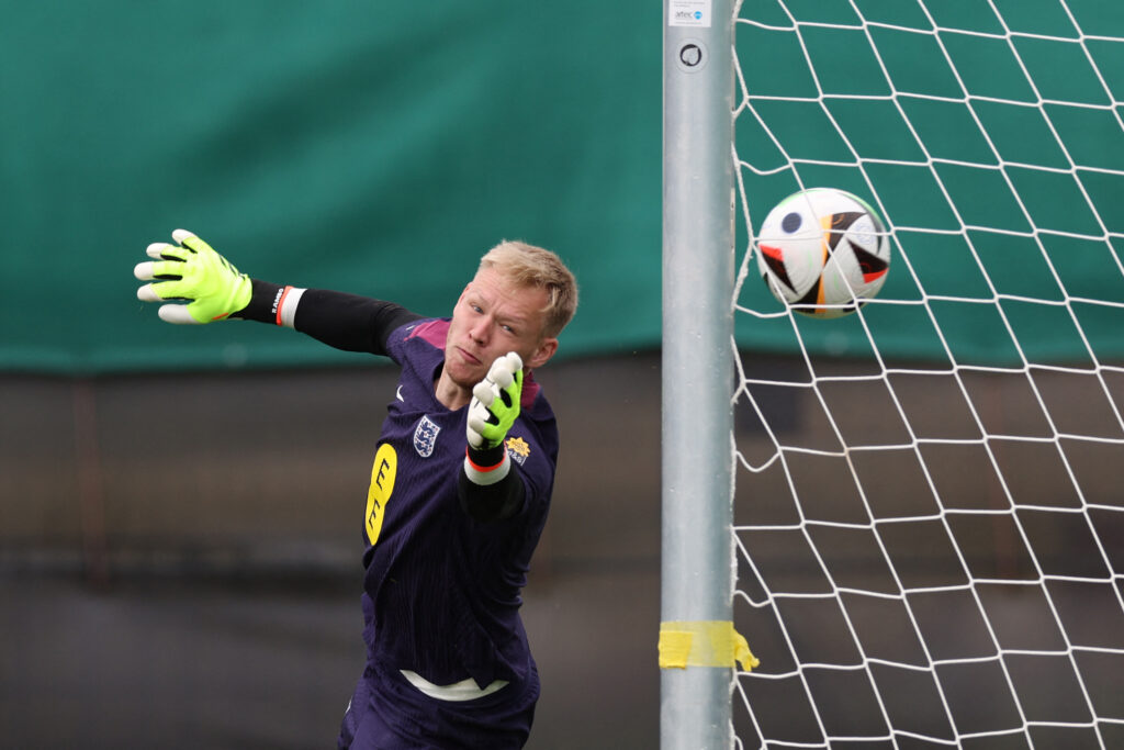 Aaron Ramsdale darf den FC Arsenal noch in diesem Sommer verlassen. Der Schlussmann hat gegenüber David Raya das klare Nachsehen und spielt in den Planungen von Mikel Arteta keine Rolle mehr.