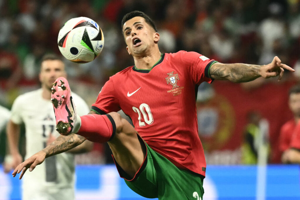 Auf der Suche nach einem neuen Rechtsverteidiger hat sich Al-Hilal auf Joao Cancelo festgelegt. Manchester City hat bereits ein erstes Angebot für den Portugiesen erhalten.